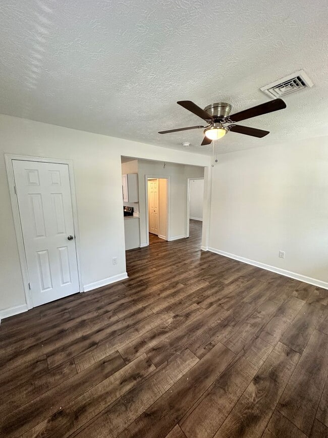 Building Photo - 227 Settlers Landing Rd