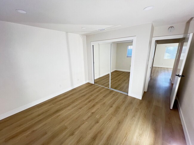 Building Photo - Beautifully Remodeled 1 Bedroom Condo in O...