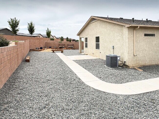 Building Photo - Newer home in Solcito Subdivision in Cente...