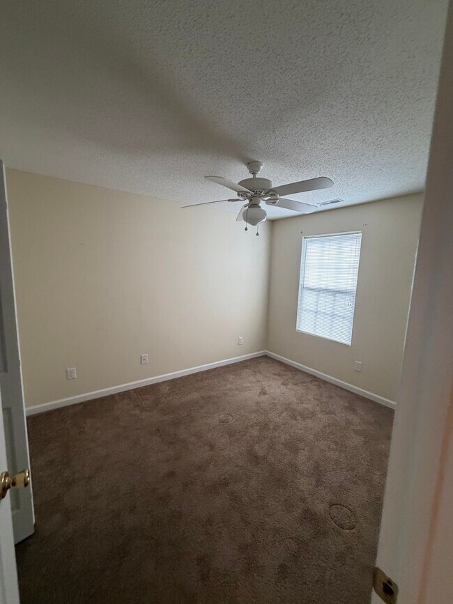 Building Photo - 2 Bed, 2 Bath Condo Available