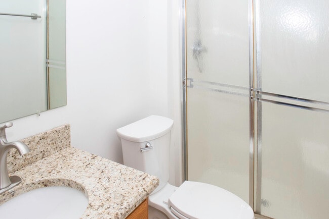 Building Photo - Updated 2BR 2.5BA Home w/ Lake Access • New Countertops • Patio in Farragut