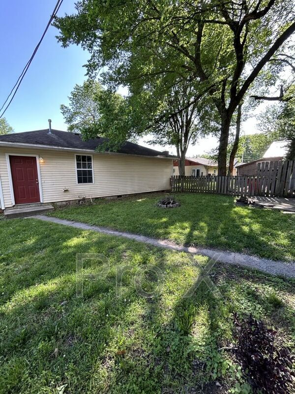 Building Photo - 1107 E 7th St