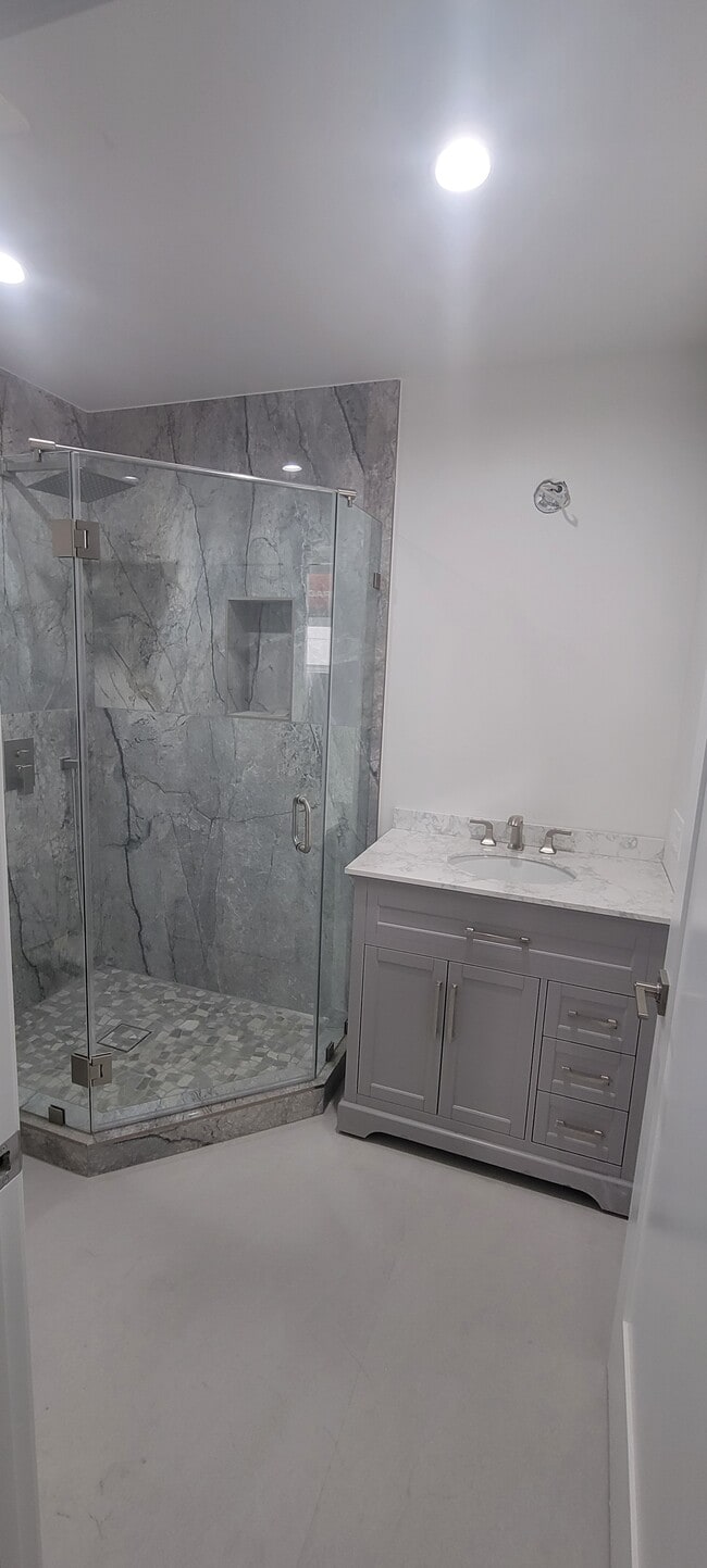 1st floor bathroom facilities - 2515 Foothill Blvd