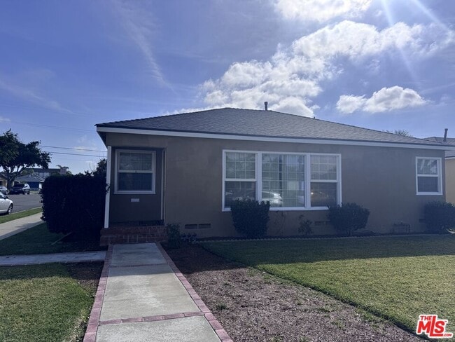 Building Photo - 344 N Spruce St