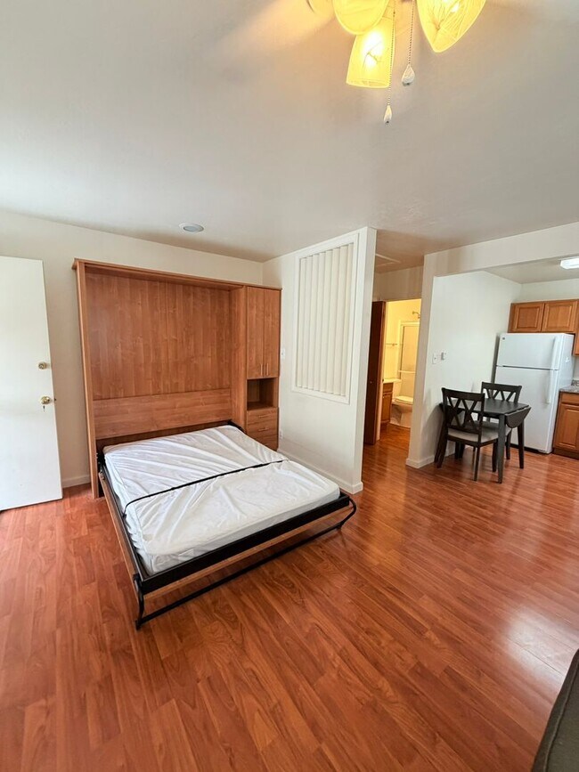 Building Photo - Furnished Studio Apartment in Midtown