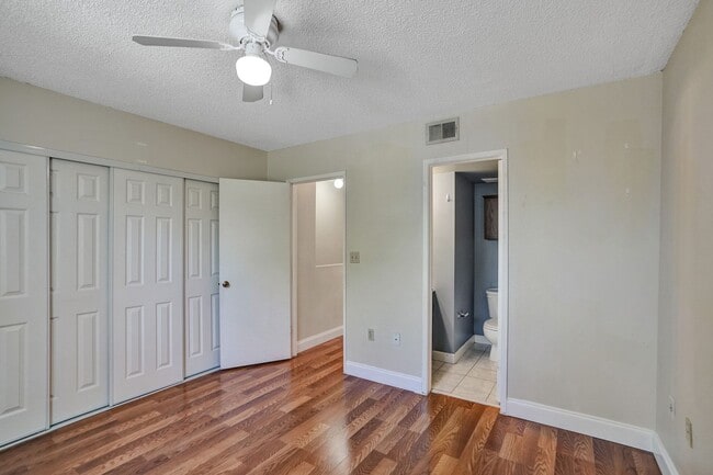 Building Photo - Townhouse with 2 Beds, 2.5 Baths, In-Unit ...