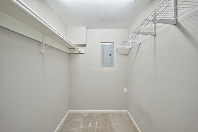 Building Photo - 725 River Plantation Dr