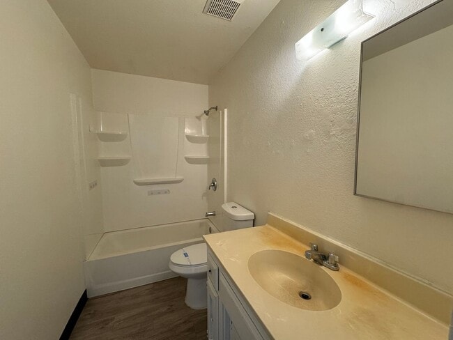 Building Photo - 2501 Bea Ct