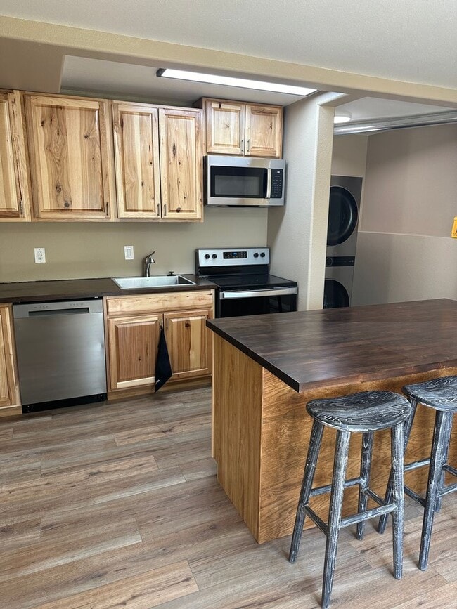 Building Photo - Ranch Living! Large 2 Bedroom/2 Bath
