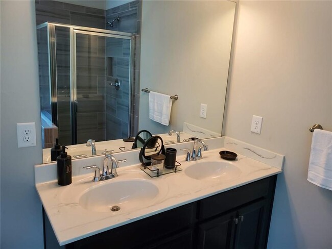 Building Photo - 201 Aventine Ln