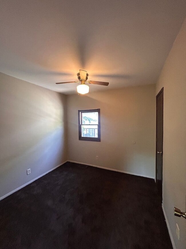 Building Photo - 2405 Poinsette Dr