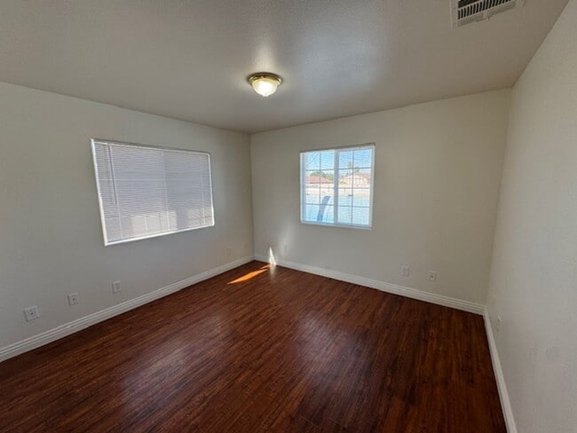 Building Photo - 253 E Plymouth St