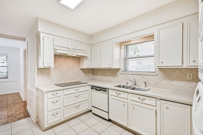 Building Photo - 2005 La Salle Ln