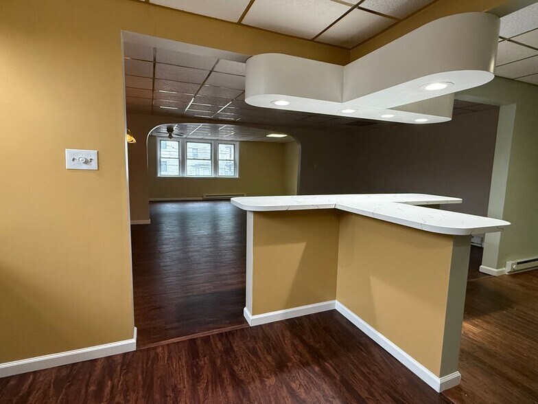 Building Photo - 132 E Main St