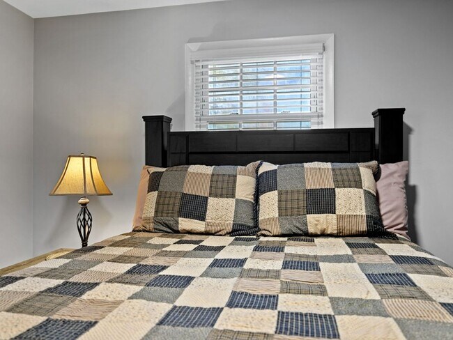 Building Photo - 2-Bedroom Furnished Home with Large Lot in...