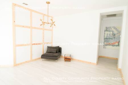 Building Photo - FULLY FURNISHED 3BED 2 BA HOUSE ON SCGA GO...