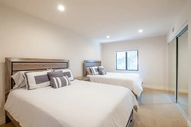 Building Photo - Hilltop 5BR Retreat w/ Sunset Views + Game Room