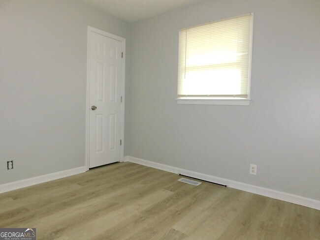 Building Photo - 1229 Fairview Dr