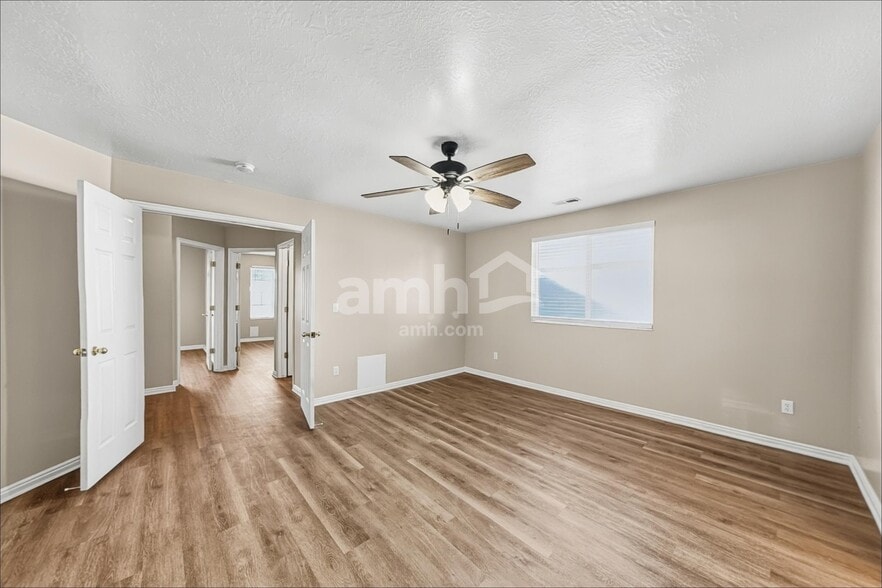 Building Photo - 555 E 700 N