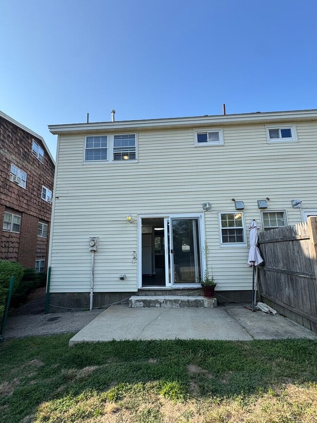Building Photo - 3 bedroom townhouse Lawrence, MA