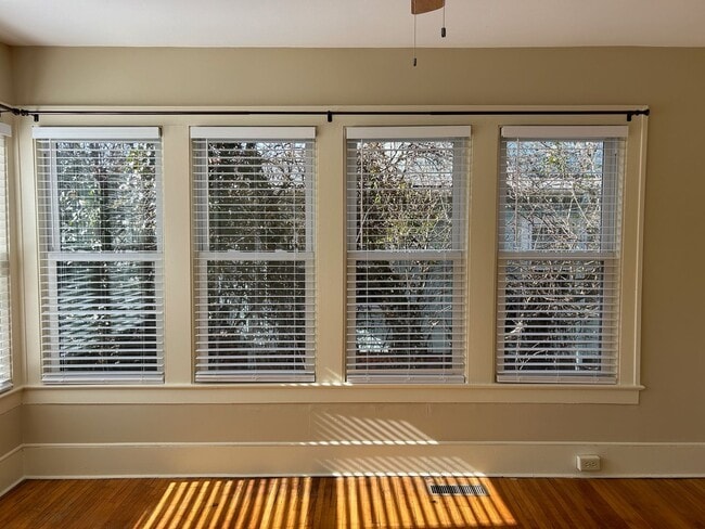 Building Photo - Central - Beautifully Restored and Updated Apartment