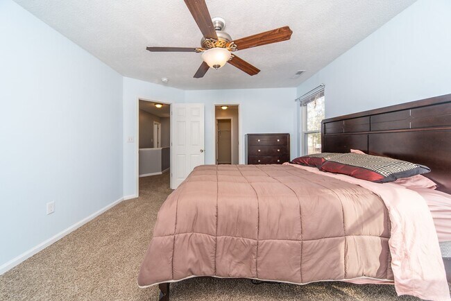 Building Photo - Beautiful 3 bed/ 2.5 bath home in Deep Creek