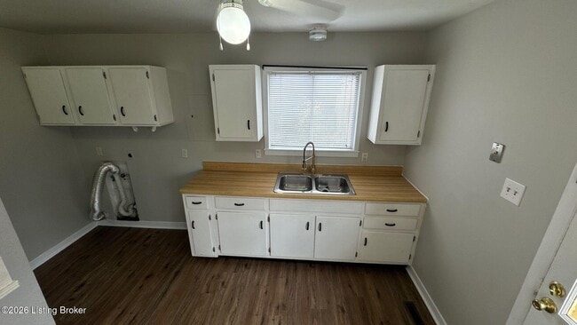 Building Photo - 3122 Commander Dr