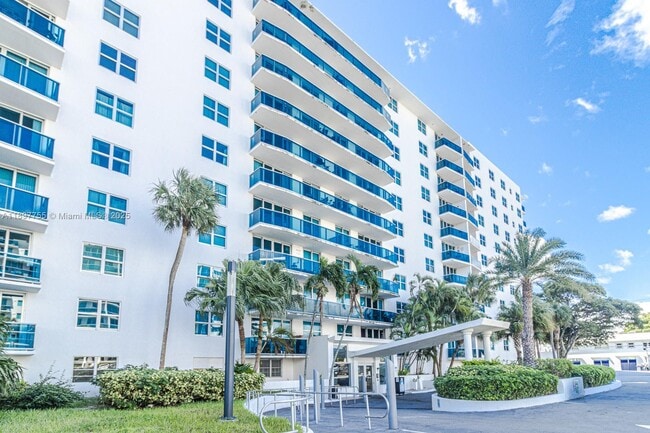Building Photo - 7501 E Treasure Dr