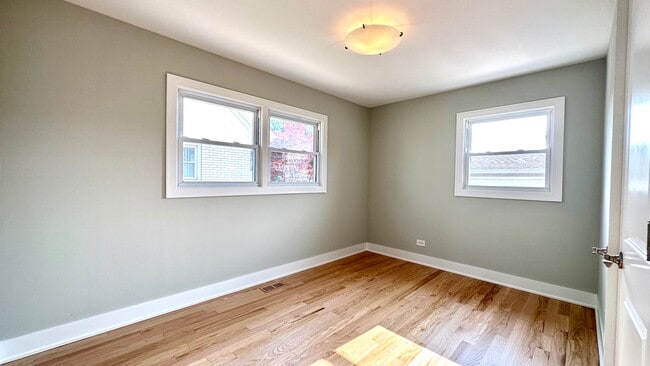 Building Photo - 4833 N Ozark Ave