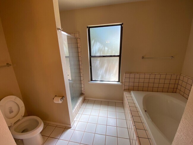 Building Photo - North West Fresno Home, 3BR/2BA, 1878sf, B...