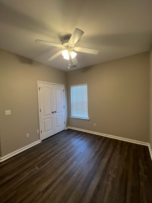 Building Photo - 4 bedroom home with fenced backyard locate...