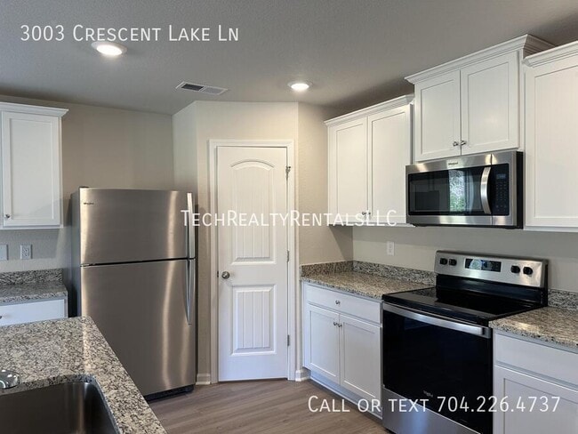 Building Photo - 3003 Cres Lk Ln