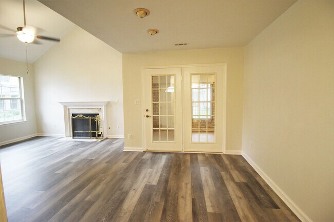 Building Photo - Maintenance free 2 bed and 2 bath condo in award winning golf course community of Kiln Creek