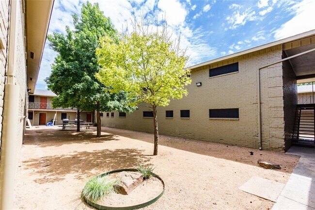 Building Photo - 404 Andrews Ave