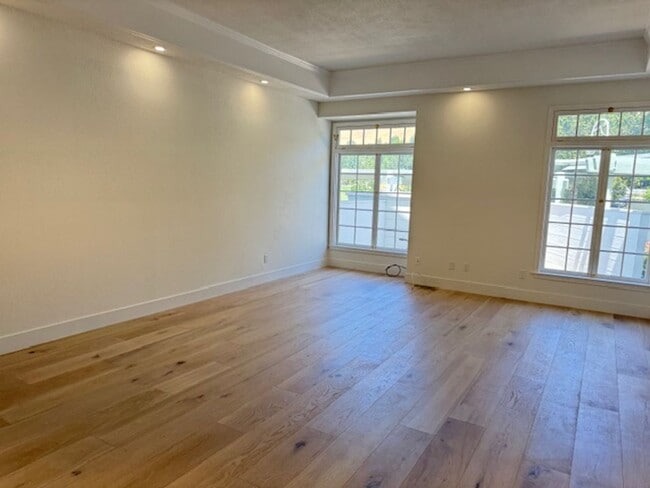Building Photo - Tri-level townhome in highly desirable Dia...