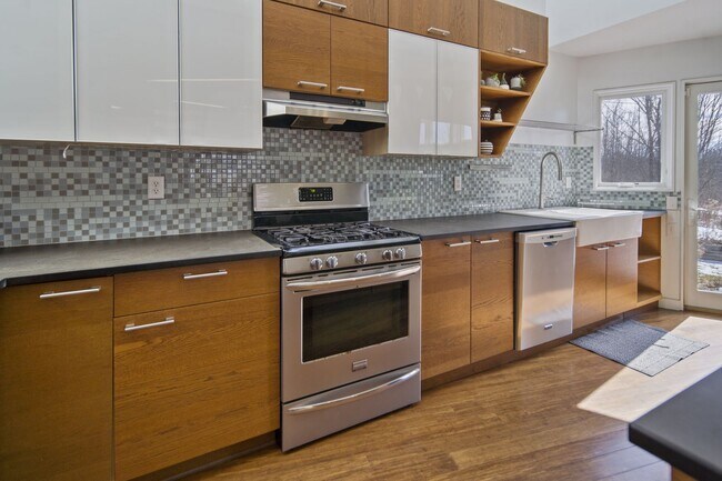 Building Photo - 135 Muzzy Rd