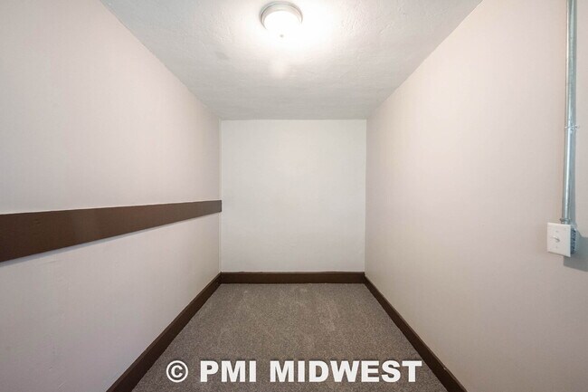 Building Photo - "Charming 3-Bed Duplex Retreat in Indianapolis – Spacious 1,318 Sq Ft with Modern Amenities!"