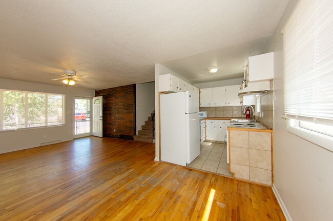 Building Photo - 6921 Manhattan Ln