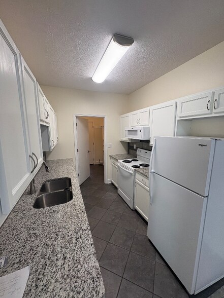 Building Photo - 30 Chatelaine Cir SE