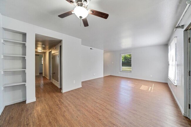 Building Photo - 1130 Bois D'Arc St