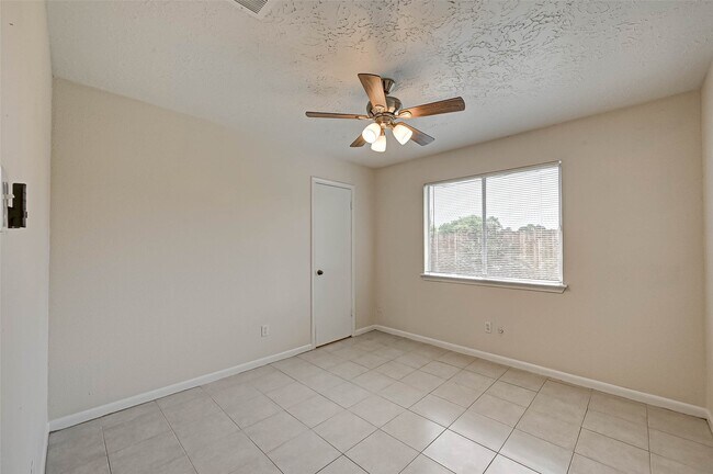 Building Photo - 17435 Glenmorris Dr
