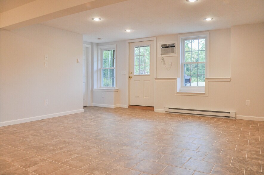 Building Photo - 152 Main St