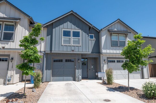 Building Photo - Light and Bright Townhome in NW Redmond!