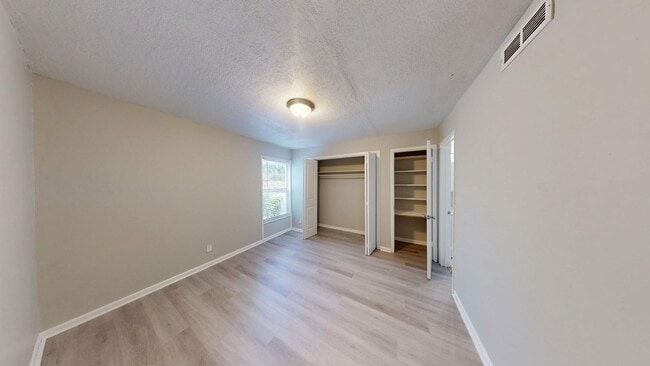 Building Photo - Spacious 1Bed/ 1Bath in Riverside   ** 1St Floor & Water Included **