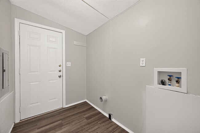 Building Photo - 20306 Mountain Dale Dr