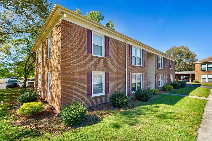 Building Photo - Tracks at Seymour