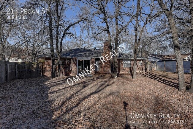 Building Photo - 213 Pecan St