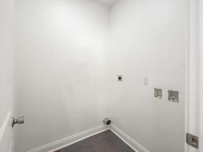 Building Photo - 522 Kelton Ave
