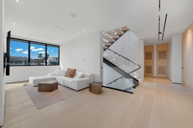 Building Photo - 641 Flamingo Dr