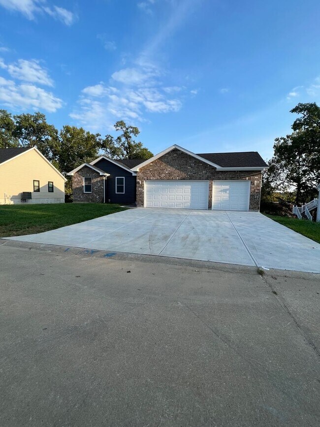 Building Photo - 192 Oak Hl Holw
